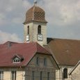L'église et la mairie vues depuis la rue du Repos