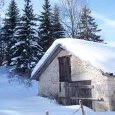 Une grange sous la neige