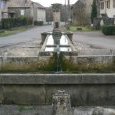 Vue arrière sur la fontaine du Val