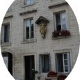 Vierge aux orants sur façade maison