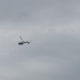 Hélicoptère dans le ciel encore gris