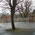 Cour de l'école de Granges-la-Ville et latrines (...)