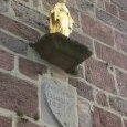 Vierge située au-dessus du porche de l'église