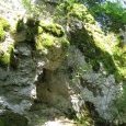 Grotte adossée au rocher